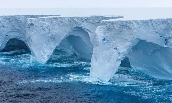 Antártida: se desprendió el iceberg más grande del mundo y navega sin rumbo por el océano