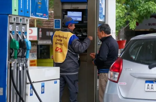Suben los impuestos a los combustibles: cuándo aumenta la nafta