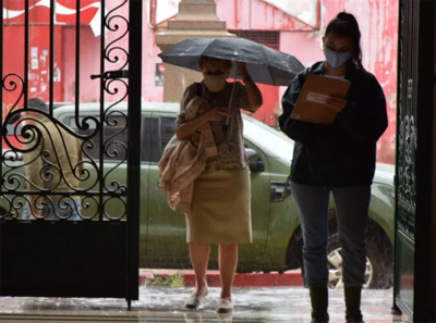 por lluvia