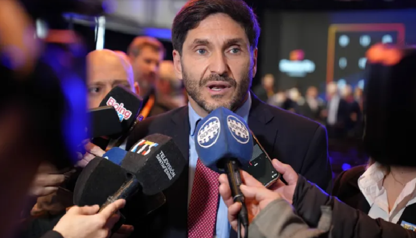 Maximiliano Pullaro advirtió que si Manuel Adorni fuese funcionario en Santa Fe "no estaría hace rato en el cargo"