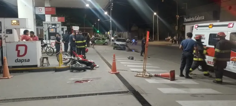 Dos heridos graves tras choque en la playa de una estación de servicio.