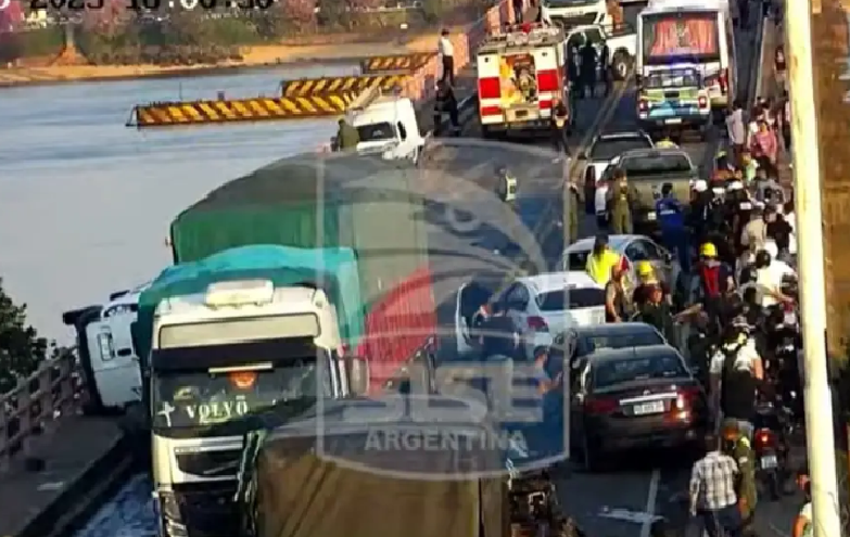 Choque en cadena en el Puente Chaco-Corrientes: un camión se quedó sin frenos
