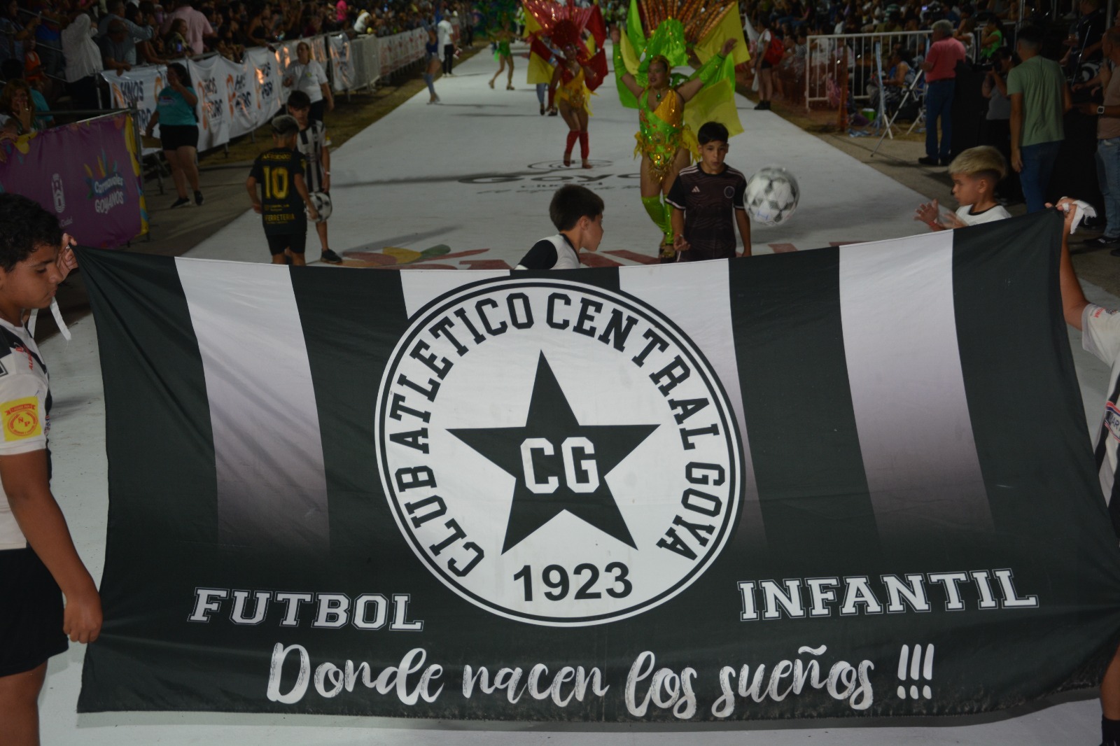 CRÓNICAS CARNAVALERAS: FÚTBOL Y LENTEJUELAS
