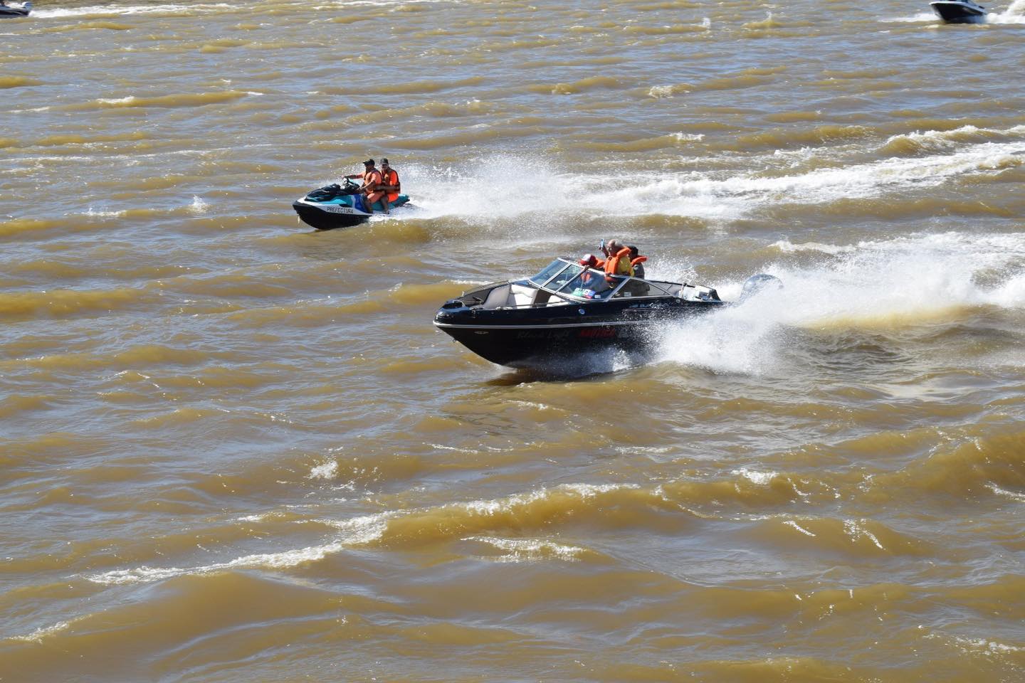 LARGADA DE LANCHAS: 402 EQUIPOS SURCAN EL PARANÁ EN EL CONCURSO DE PESCA "LA PREVIA"