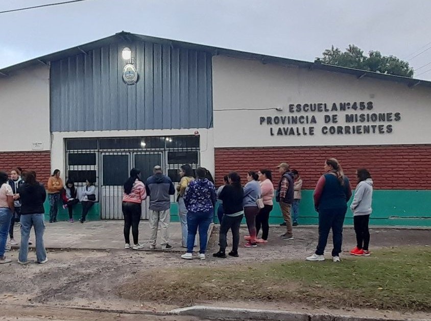 Violencia escolar y bullying en Lavalle: padres se manifestaron frente al escuela 458