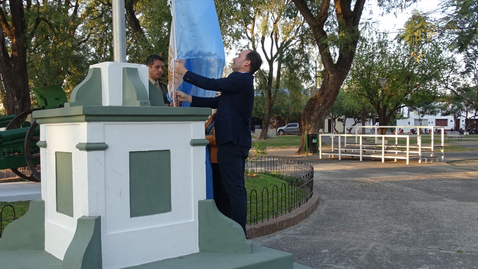 ACTO CONMEMORATIVO: EL INTENDENTE DE GOYA IZÓ LA BANDERA NACIONAL EN HOMENAJE A SAN MARTÍN
