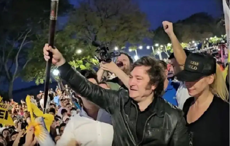 Javier Milei llega a Corrientes para impulsar la campaña de Virginia Gallardo en medio de la tensión con Valdés