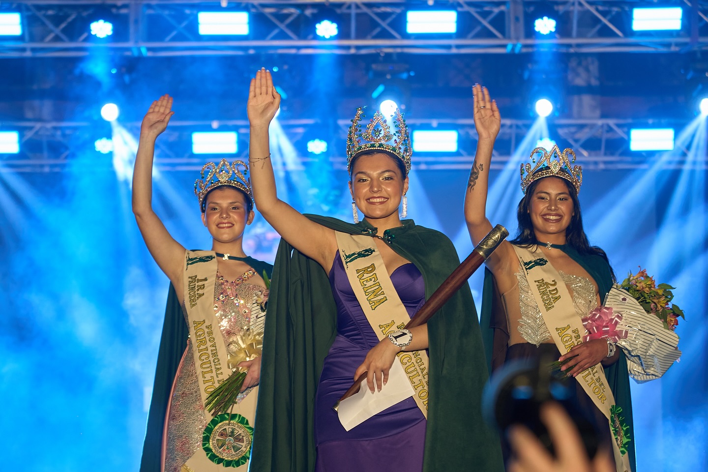 CAROLINA CORONÓ A LA NUEVA SOBERANA DE LA FIESTA PROVINCIAL DEL AGRICULTOR 2025