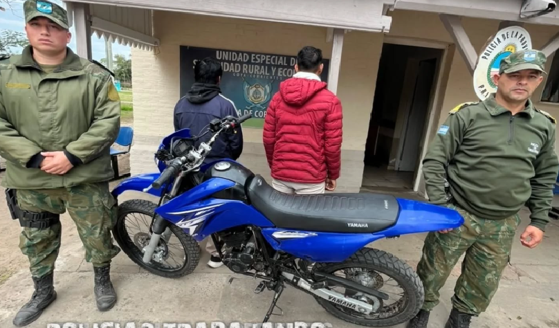OPERATIVO DE LA POLICÍA RURAL EN GOYA: RECUPERA UNA MOTOCICLETA ROBADA Y APREHENDEN A DOS HOMBRES