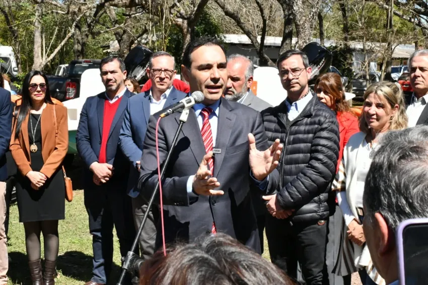 VALDÉS ENTREGÓ VEHÍCULOS Y EQUIPAMIENTO A GUARDAPARQUES