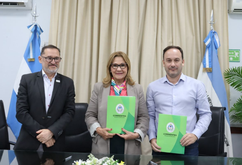 EL MINISTERIO DE EDUCACIÓN ENTREGÓ UN COLECTIVO PARA EL TRASLADO DE ESTUDIANTES DE GOYA