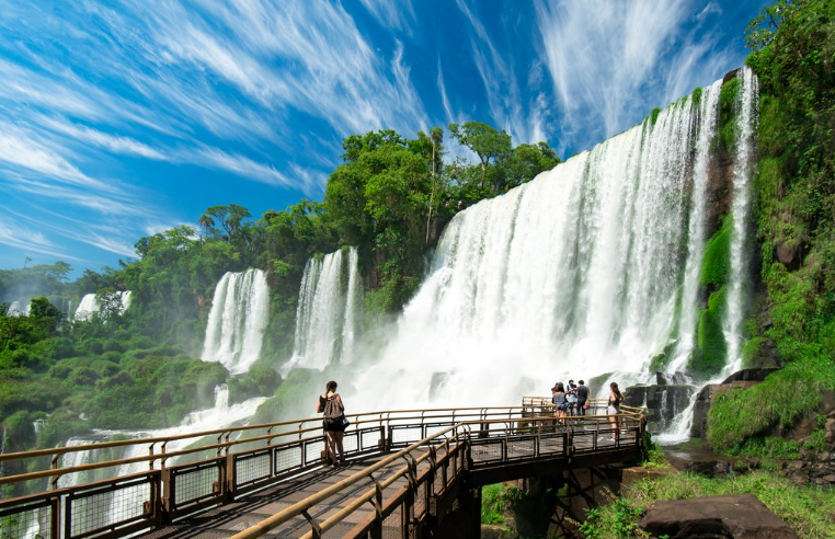 Cataratas, viñedos, lagos y glaciares: de norte a sur, los destinos del verano argentino más allá de la playa