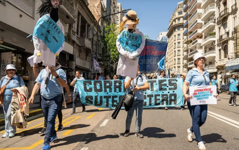 Corrientes: SUTECO exige suba salarial en blanco y denuncia que 40% del sueldo es en negro