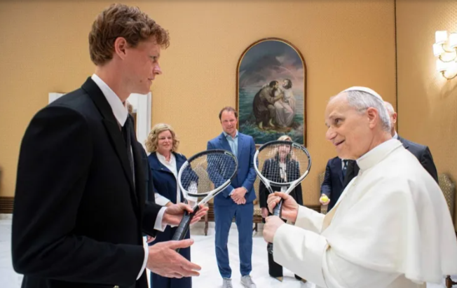 Jannik Sinner fue el primer deportista en visitar al papa León XIV y le regaló una raqueta