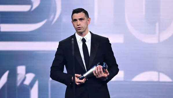 Dibu Martínez ganó el premio The Best al mejor arquero del mundo