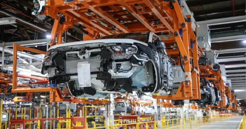 La producción de autos volvió a caer en abril y cerró el cuatrimestre con un derrumbe del 18%