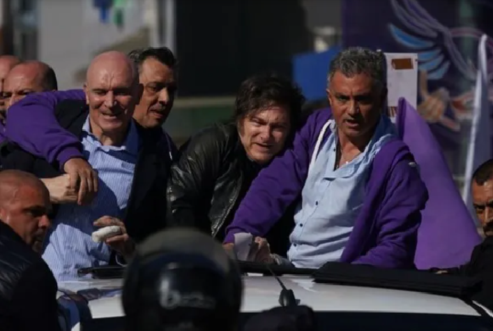 En medio de piedrazos y abucheos, Javier Milei aseguró que "son mentiras" las denuncias de coimas en discapacidad