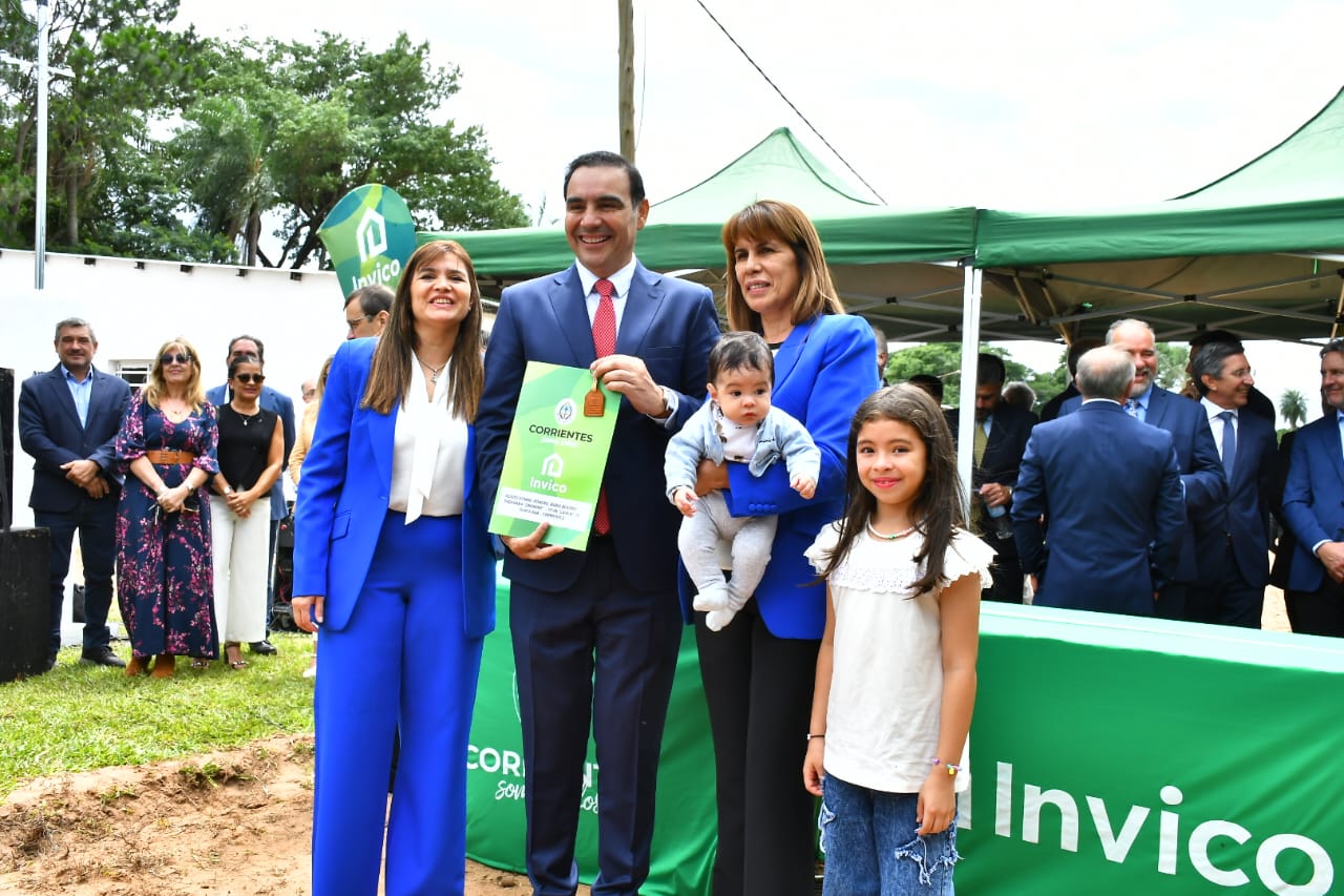 El Gobernador entregó viviendas a 13 familias de Santa Ana y suscribió ejecución de 10 hogares más