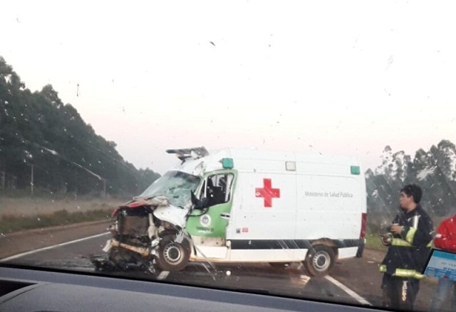   VIOLENTO CHOQUE ENTRE AMBULANCIA Y CAMIÓN EN LA RUTA NACIONAL 14: MUJER A PUNTO DE DAR A LUZ HOSPITALIZADA