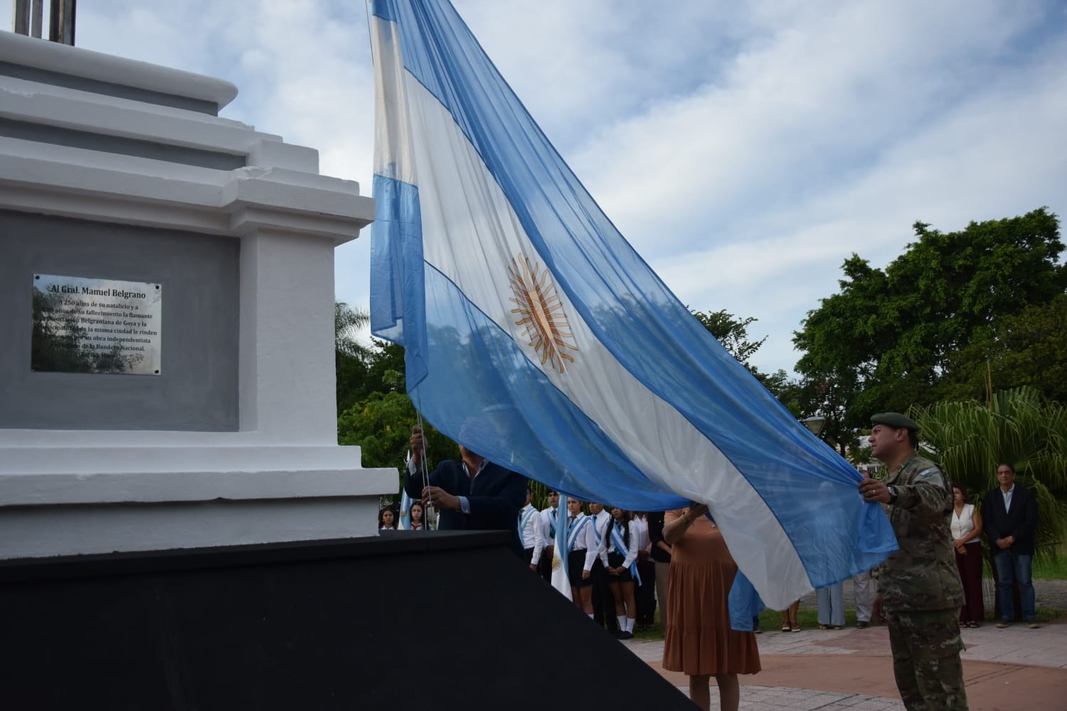 ACTO EN PLAZA PLÁCIDO MARTÍNEZ A 214 AÑOS DE LA CREACIÓN Y PRIMER IZAMIENTO DE LA ENSEÑA PATRIA