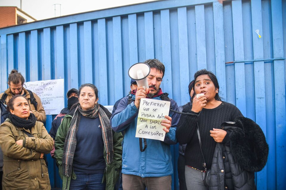 Protesta frente al depósito de alimentos que Capital Humano tiene en Villa Martelli Las organizaciones sociales advirtieron el caos que provoca que no se cumpla el fallo
