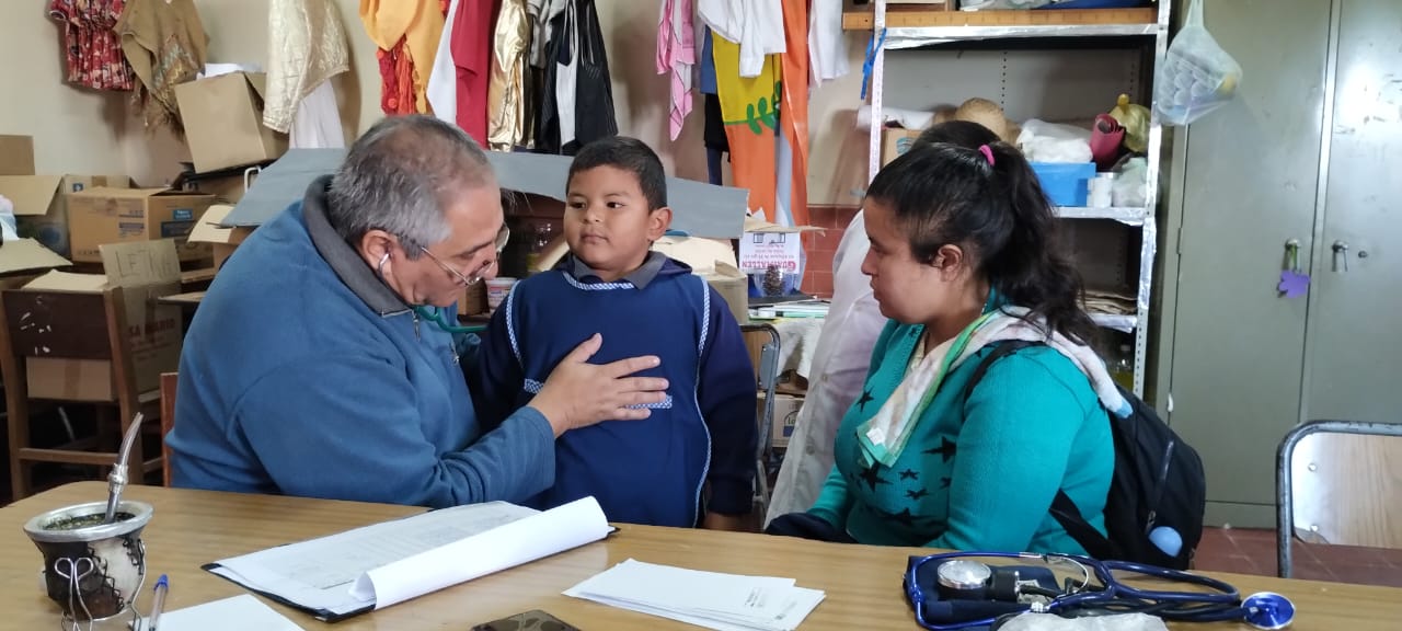 OPERATIVO MÉDICO ASISTENCIAL EN ZONA RURAL: MUNICIPALIDAD ATENDIO A 30 FAMILIAS EN PARAJE MANANTIALES