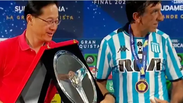 ¡INCREIBLE! Por qué Gustavo Costas no quería recibir el premio al mejor DT de la Copa Sudamericana