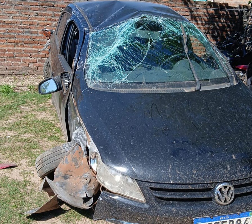 ACCIDENTE EN LA ROLÓN: UN AUTOMÓVIL DERRIBÓ UNA COLUMNA DE CEMENTO Y UN ÁRBOL