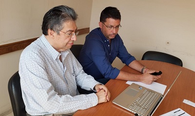 Activa participación de Corrientes en el Consejo Federal de Comercio Interior     Funcionarios del Gobierno de Corrientes y sus pares de otras provincias participaron de la reunión donde se analizó el programa nacional Precios Cuidados.     Esta semana se llevó a cabo de manera virtual el encuentro del Consejo Federal de Comercio Interior (COFECI), del cual participaron el subsecretario de Comercio de la Provincia, Juan José Ahmar, y el director de Defensa del Consumidor, Orlando Seniquiel. El tema que se analizó durante esta reunión fue el nuevo programa Precios Cuidados. Las autoridades nacionales informaron a los representantes de las provincias que este nuevo programa se lleva adelante por un convenio que se firmó entre la Nación y la Cámara de Hipermercados, y la adhesión es voluntaria, no obligatoria. El programa comprende un poco más de 1.300 productos que mantendrán sus precios acordados durante un plazo de tres meses. De ese modo, esos precios y el listado serán revisados trimestralmente para su ajuste. De acuerdo a las directivas de la ministra de Industria, Trabajo y Comercio, Mariel Gabur, próximamente la Dirección de Defensa del Consumidor comenzará a hacer un relevamiento de precios aunque aún ningún hipermercado instalado en la provincia se adhirió al programa. Los funcionarios provinciales indicaron que la Secretaría de Comercio Interior de la Nación se encuentra analizando la posibilidad de establecer una canasta de productos más acotada para que puedan adherirse los supermercadistas locales y comercios de proximidad, donde se establecerían márgenes en los precios que eviten los abusos que hoy se evidencian en este segmento de comercialización.
