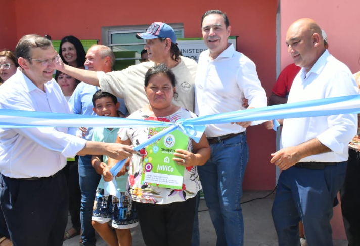 Valdés entregó viviendas en San Luis del Palmar y anunció la construcción de 50 más