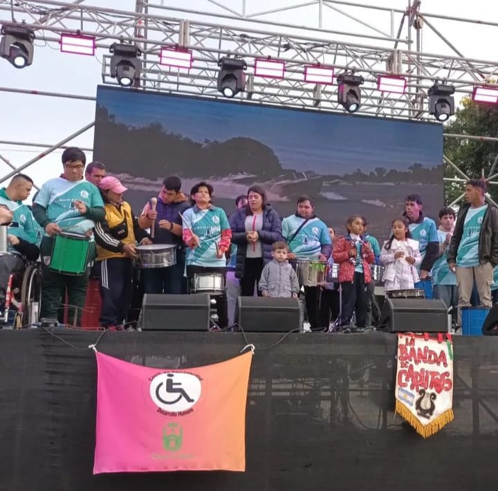 LA BANDA DE CARLITOS SE SUMA A LA FIESTA POR EL MES DE LA NIÑEZ EN COSTA SURUBÍ
