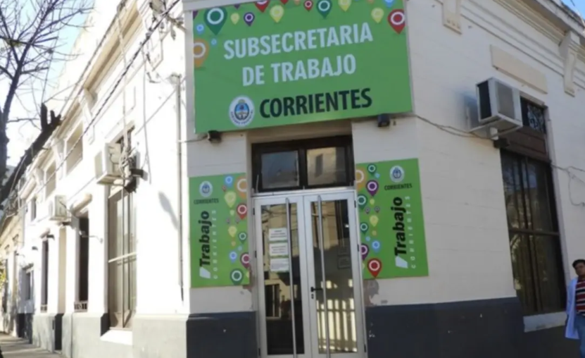 MANIFESTACIÓN DE EXEMPLEADOS DE ALAL FRENTE A LA SUBSECRETARÍA DE TRABAJO DE CORRIENTES