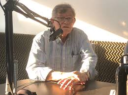 NAVEGANDO EN AGUAS REVUELTAS: EL DESAFÍO DEL PERIODISMO SEGÚN CARLOS GÓMEZ MUÑOZ