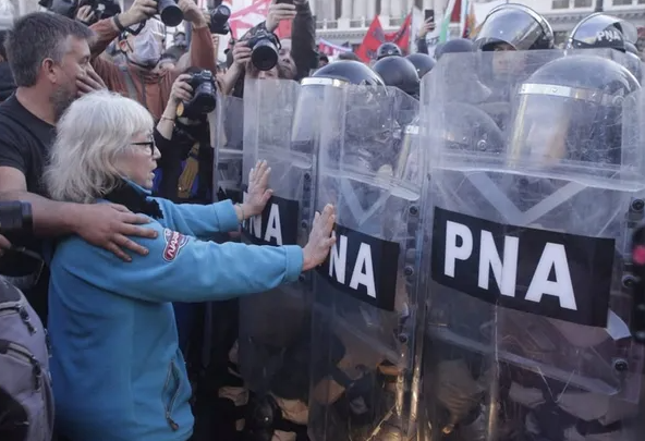 El Gobierno endureció el derecho de admisión en la previa al respaldo de las hinchadas a los jubilados