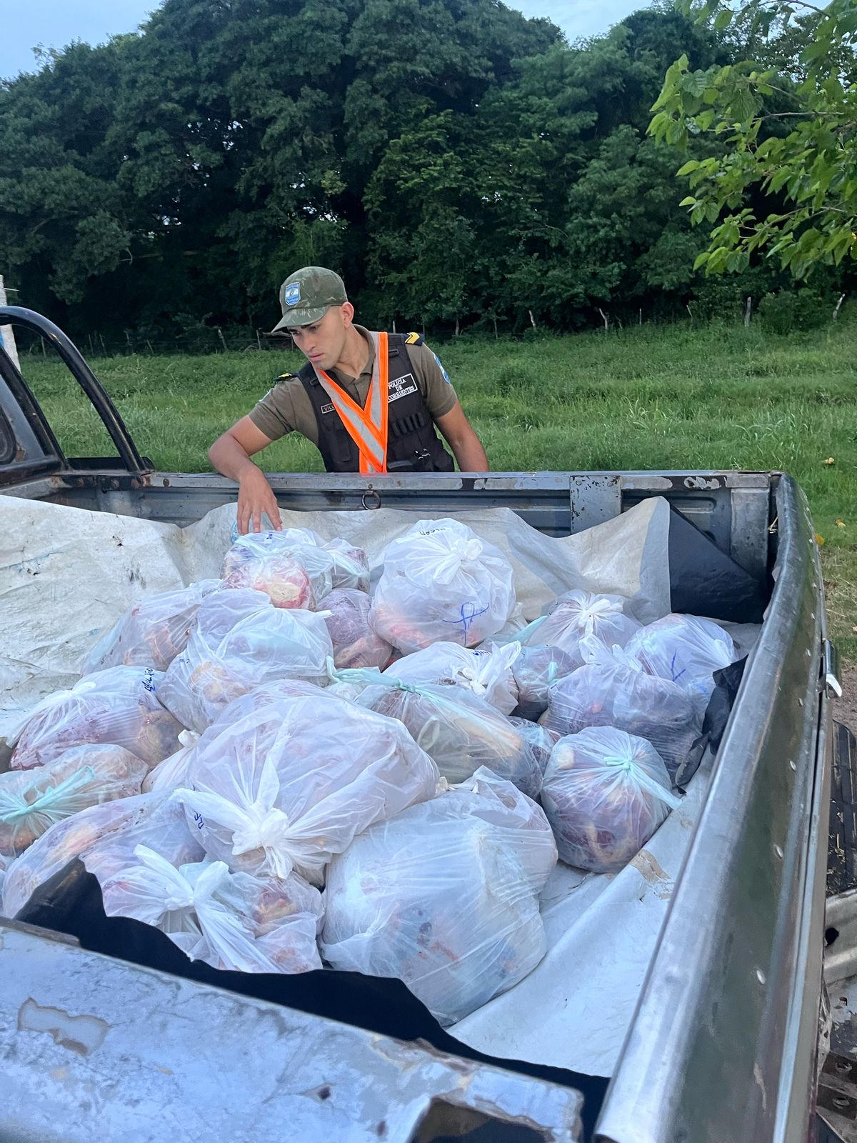 UNIDAD ESPECIAL DE LA POLICÍA RURAL INTERCEPTA UN VEHÍCULO CON CARNE CLANDESTINA