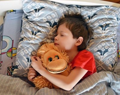 Consejos para que los niños retomen los hábitos de sueño post vacaciones