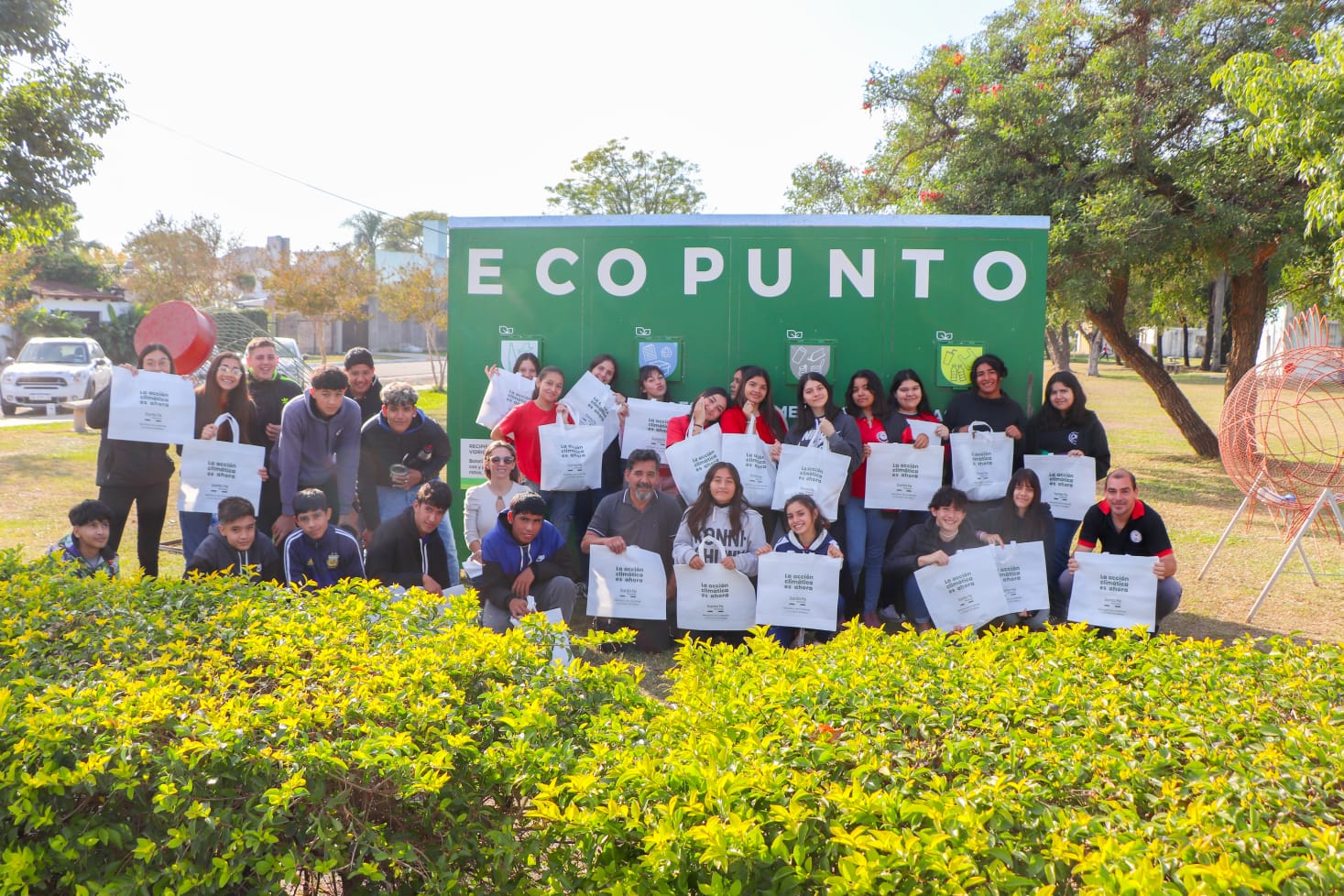 JÓVENES COMPROMETIDOS CON EL MEDIO AMBIENTE