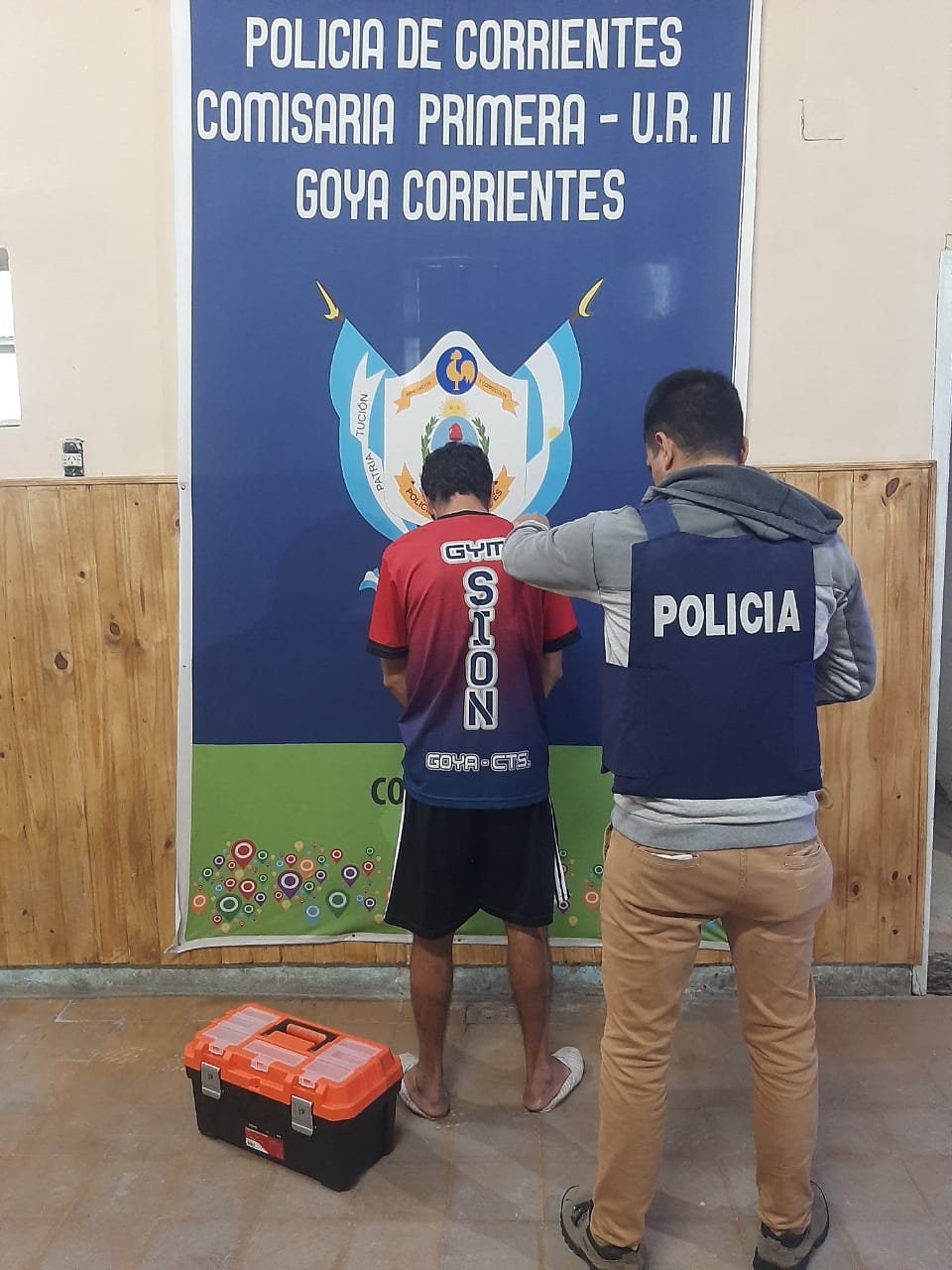 POLICÍA DE LA PROVINCIA DEMORÓ A UNA PERSONA QUE SUSTRAJO UNA CAJA DE HERRAMIENTAS DE UNA CAMIONETA