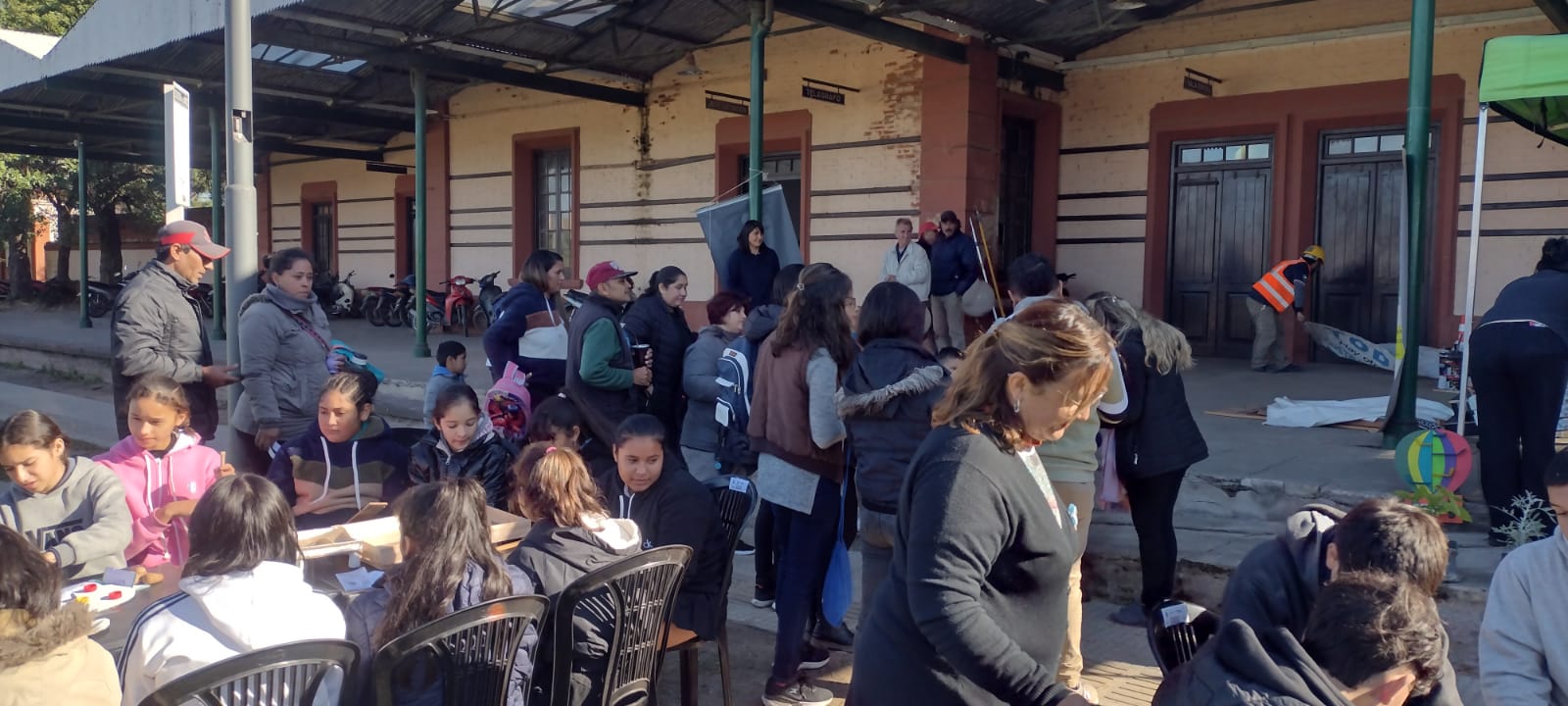 Ex Ferrocarril y plaza San Martin: BOTELLITAS DE AMOR,  Y MUCHO MAS PARA CUIDAR EL PLANETA