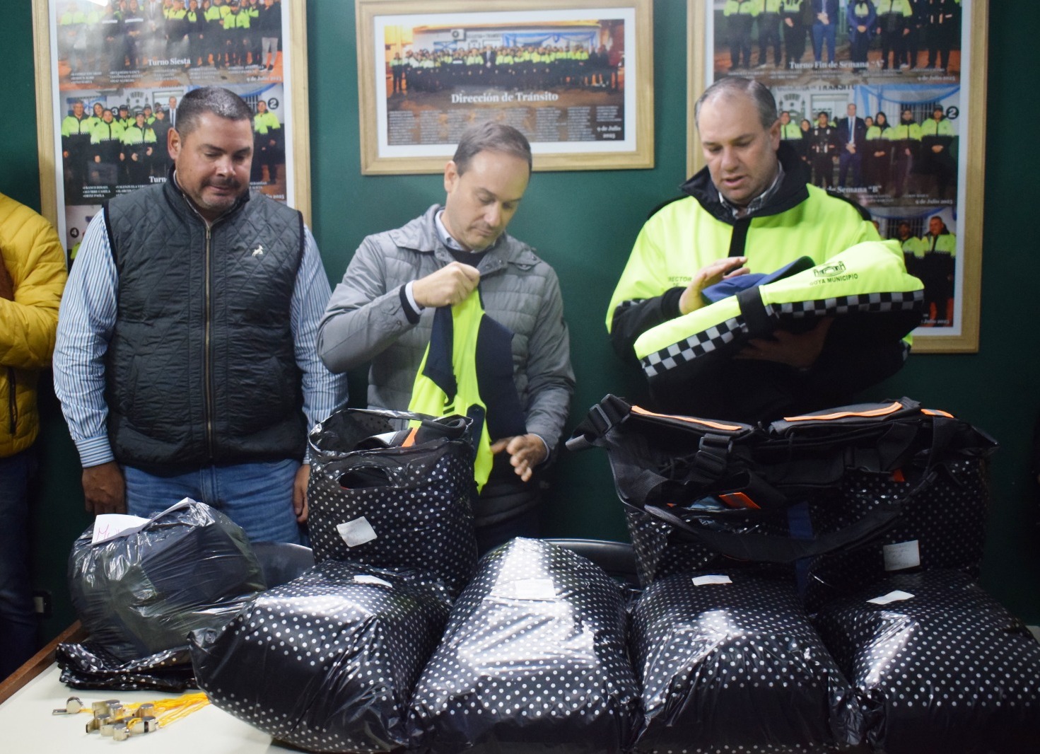 LA MUNICIPALIDAD ENTREGÓ INDUMENTARIA Y HERRAMIENTAS AL PERSONAL DE LA DIRECCIÓN DE TRÁNSITO