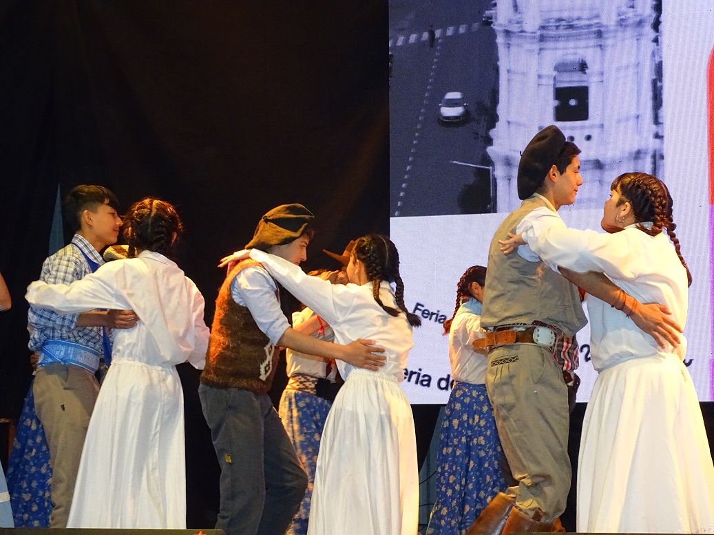  ESTUDIANTES DE LA EFA COEMBOTA BRILLAN CON DANZAS FOLCLÓRICAS EN EL LIBRO DE LAS PASIONES