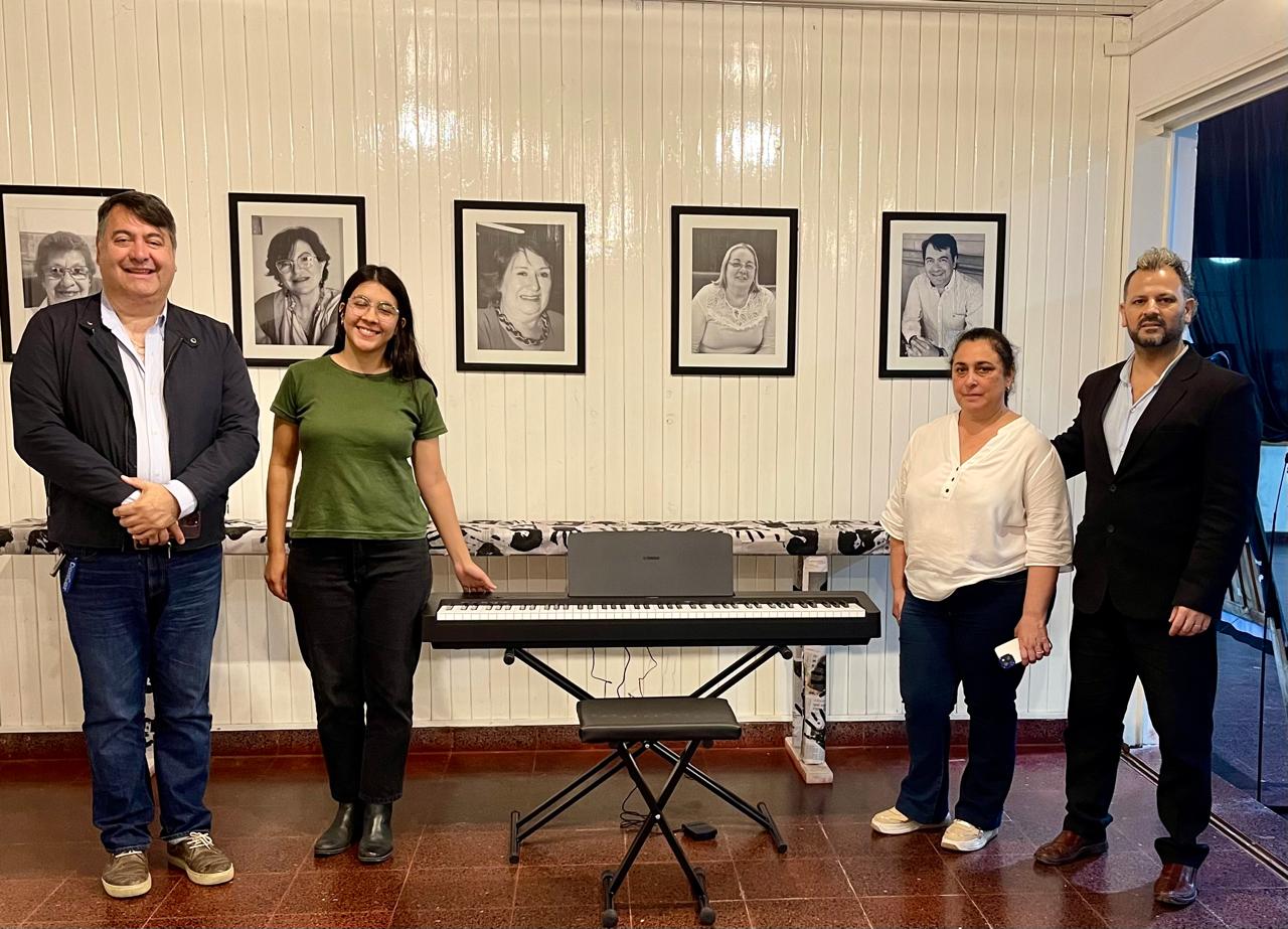 EL PROFESORADO DE MÚSICA DEL INSTITUTO SUPERIOR GOYA YA TIENE SU PIANO