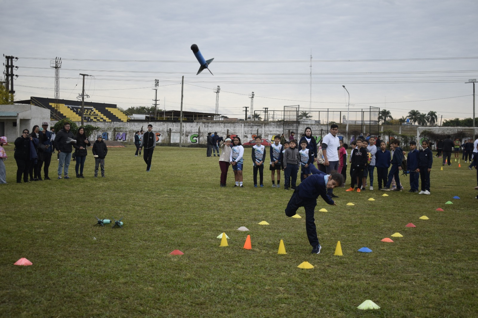 ENCUENTRO DE MINI ATLETISMO EN EL GIMNASIO ESCOLAR
