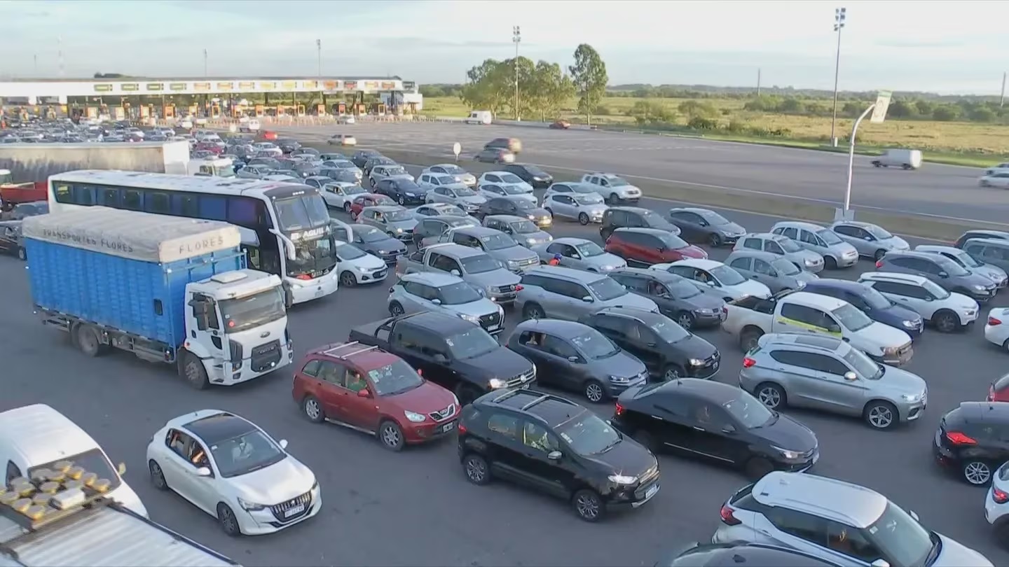 Éxodo turístico por el fin de semana XXL: las autopistas están saturadas y los aeropuertos llenos