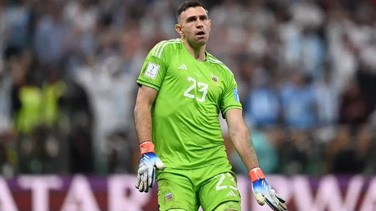 Qué sanción podría recibir el Dibu Martínez por golpear una cámara en el partido de Argentina contra Colombia