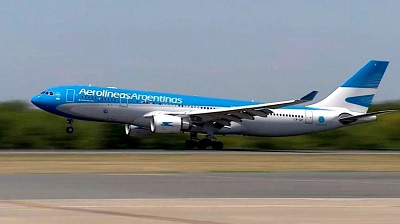 El Gobierno anunció que "tiene todo listo para iniciar vuelos humanitarios a Malvinas"  Desde Cancillería buscan "contribuir a superar las consecuencias negativas producidas por la pandemia".  El Gobierno anunció que la Argentina "tiene todo listo para cumplir con su ofrecimiento de realizar dos vuelos humanitarios chárter" con Aerolíneas Argentinas "para resolver el problema de los residentes en las Islas Malvinas, en su mayoría de origen chileno, que se hallan varados desde el comienzo de la pandemia". "Este ofrecimiento humanitario, realizado por la Cancillería en el marco de una recomendación del Consejo Nacional Malvinas, contempla el planteo del gobierno británico de que la mayoría de los varados son ciudadanos de Chile, por lo que se puso a disposición que los aviones partieran de territorio continental argentino y tuvieran como destino Punta Arenas u otro aeropuerto de aquel país", señaló el Palacio San Martín en un comunicado. En ese marco, subrayó que "la propuesta se produce en un contexto en que los vuelos regulares que conectan las Islas con el territorio continental no se encuentran operativos desde marzo de 2020 y en virtud de las restricciones en el tránsito terrestre con la hermana República de Chile por razones sanitarias". En el texto, agregó que "aunque esta suspensión excede la voluntad de las autoridades argentinas, el Gobierno nacional busca contribuir a superar las consecuencias negativas producidas por la pandemia posibilitando que las personas residentes en las Islas Malvinas puedan desplazarse a sus ciudades de origen para atender asuntos personales, de salud o familiares". Además, remarcó que "debe tenerse presente que hasta el ofrecimiento de los vuelos chárter por parte del Gobierno argentino, no hubo ninguna solicitud del gobierno del Reino Unido al respecto y que, por lo tanto, sus comunicaciones han sido en respuesta a los ofrecimientos del Gobierno nacional". "El Gobierno nacional busca contribuir a superar las consecuencias negativas producidas por la pandemia posibilitando que las personas residentes en las Islas Malvinas puedan desplazarse a sus ciudades de origen" El comunicado recordó que el canciller Santiago Cafiero "ha ratificado este gesto de buena voluntad ante periodistas que participaron en un encuentro realizado el pasado lunes 21 de diciembre en el Palacio San Martín". También, señaló que el "Gobierno argentino nada ha tenido que ver con la situación de desconexión aérea de las islas y que las autoridades gubernamentales del Reino Unido, han atribuido al ilegítimo gobierno isleño la negativa a la reanudación del vuelo regular Punta Arenas - Río Gallegos - Malvinas". "Ante tal planteo, la Argentina ha dejado sentado que todo lo relativo a los vuelos regulares con las islas concierne a los gobiernos del Reino Unido y de la República Argentina, y que los mismos no dependen de la decisión del ilegítimo gobierno isleño y la compañía aérea", subrayó el comunicado de la Cancillería. También destacó que el Palacio San Martín manifestó "en reiteradas ocasiones durante 2020 y 2021 la propuesta de vuelos regulares con línea de bandera entre las Islas Malvinas y el territorio continental argentino, quedando de tal forma manifiesta, la absoluta buena fe y predisposición de nuestro país". En el cierre del comunicado de prensa, el Ministerio de Relaciones Exteriores aseguró que "las circunstancias descriptas permiten concluir que no puede atribuirse a la República Argentina ni la causa de la situación de aislamiento que padecen los residentes de Malvinas ni negativa alguna, dado el gesto de buena voluntad que nuestro gobierno ha expresado y reiterado".  La soberanía argentina La propuesta del Gobierno nacional fue realizada por una recomendación del Consejo Nacional de Asuntos Relativos a las Islas Malvinas, Georgias del Sur, Sandwich del Sur y los espacios marítimos circundantes, creado por Ley Nacional 27.558 y que fue aprobada por unanimidad por el Congreso Nacional. La iniciativa tiene por objeto colaborar en la elaboración del sustento de la posición argentina en la disputa de soberanía en sus aspectos geográficos, ambientales, históricos, jurídicos y políticos. El Consejo está conformado por Diputados y Senadores Nacionales de las principales fuerzas políticas con representación parlamentaria, por especialistas en derecho internacional, académicos, ex combatientes y autoridades de la provincia de Tierra del Fuego. Se trata de un órgano plural y multi-partidario y en ese contexto formula recomendaciones al Poder Ejecutivo Nacional en relación con la Cuestión Malvinas.