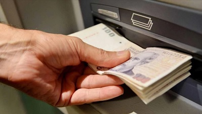 El Gobierno provincial vuelca $1.500 millones al mercado local con el pago del Plus Unificado de enero  El gobernador Gustavo Valdés confirmó el cronograma de liquidación del Adicional Remunerativo Mensual de enero 2022, desde este lunes 10 y hasta el viernes 14.   De acuerdo a lo adelantado por el gobernador Gustavo Valdés, a través de su cuenta de Twitter, el pago del Adicional Remunerativo Mensual (Plus Unificado) inicia este lunes 10, para los agentes activos, jubilados y pensionados de la Administración pública provincial con Documento Nacional de Identidad (DNI) terminados en 0 y 1. Este tramo estará disponible desde el sábado 8, a través de los cajeros automáticos habilitados por el Banco de Corrientes SA. Vale resaltar que de esta manera se estará volcando $1.500 millones a la economía correntina. El cronograma continúa el martes 11, para los agentes con DNI finalizados en 2 y 3; el miércoles 12, para aquellos con documentos terminados en 4 y 5. El jueves 13, perciben el adicional quienes tengan sus documentos terminados en 6 y 7. El pago de este beneficio termina el viernes 14, para los agentes con DNI terminados en 8 y 9.  Inversión El Gobierno provincial invierte en el pago de este concepto unos $1.500 millones. Los recursos son volcados para fortalecer la capacidad del salario de los trabajadores correntinos y son inyectados al mercado local y en la economía correntina. 
