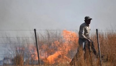 El fuego acorrala a cinco comunas y tratan de evitar que llegue a las casas