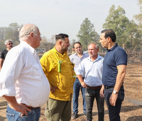 En su recorrida por paraje Galarza, Valdés destacó ardua lucha desplegada para hacer frente al fuego