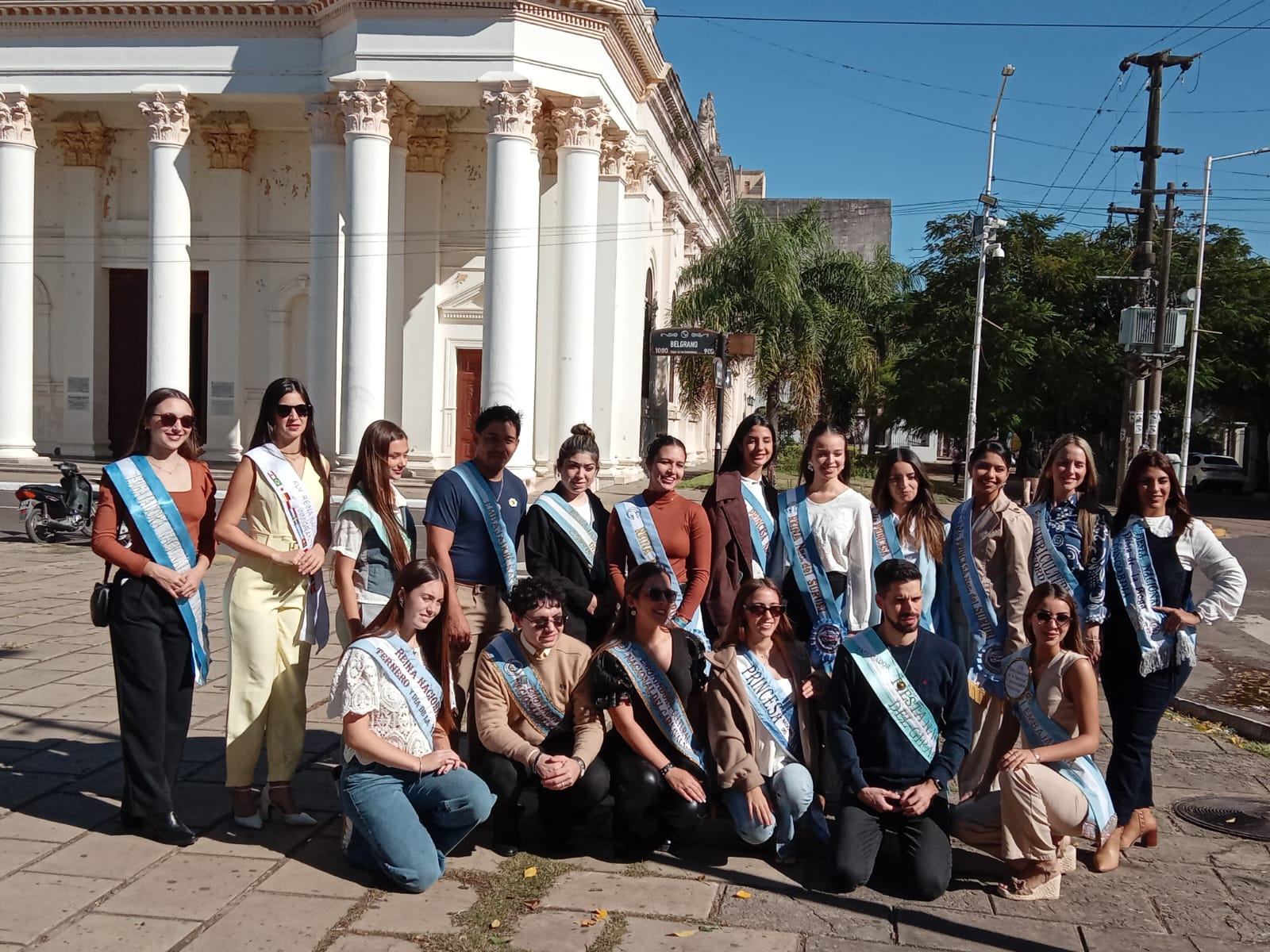 REINAS Y EMBAJADORES NACIONALES VISITARON EL SÁBADO LA FERIA SURUBÍ ÑEMUHA EN PLAZA MITRE